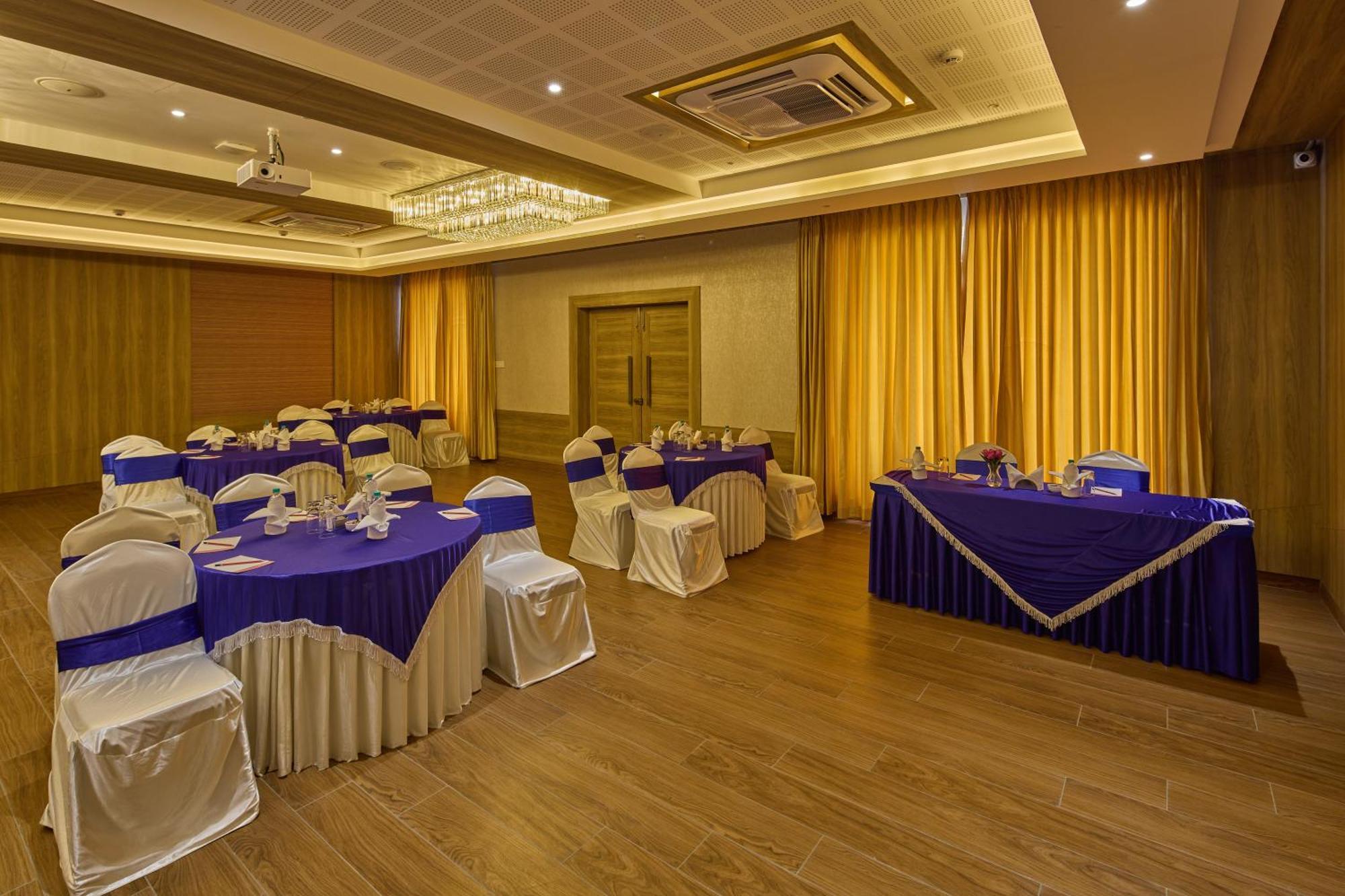 Grand Continent Hosur A Sarovar Portico Affiliate Hotel Buitenkant foto